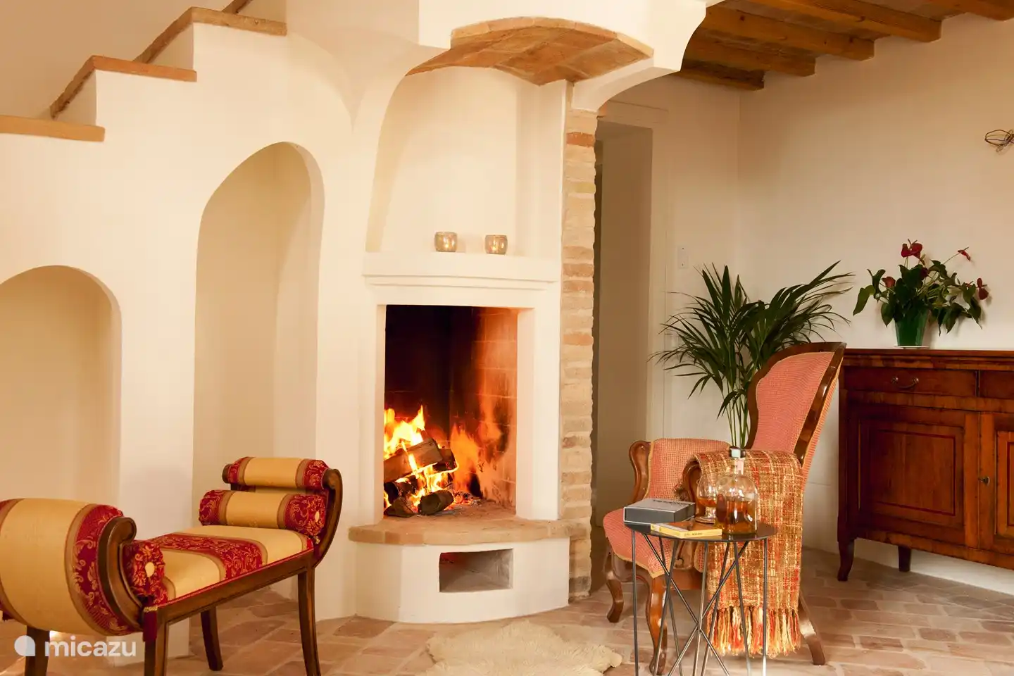 La hermosa chimenea se incorporó a la estructura de la escalera interna y proporciona un ambiente maravilloso durante el otoño gastronómico.