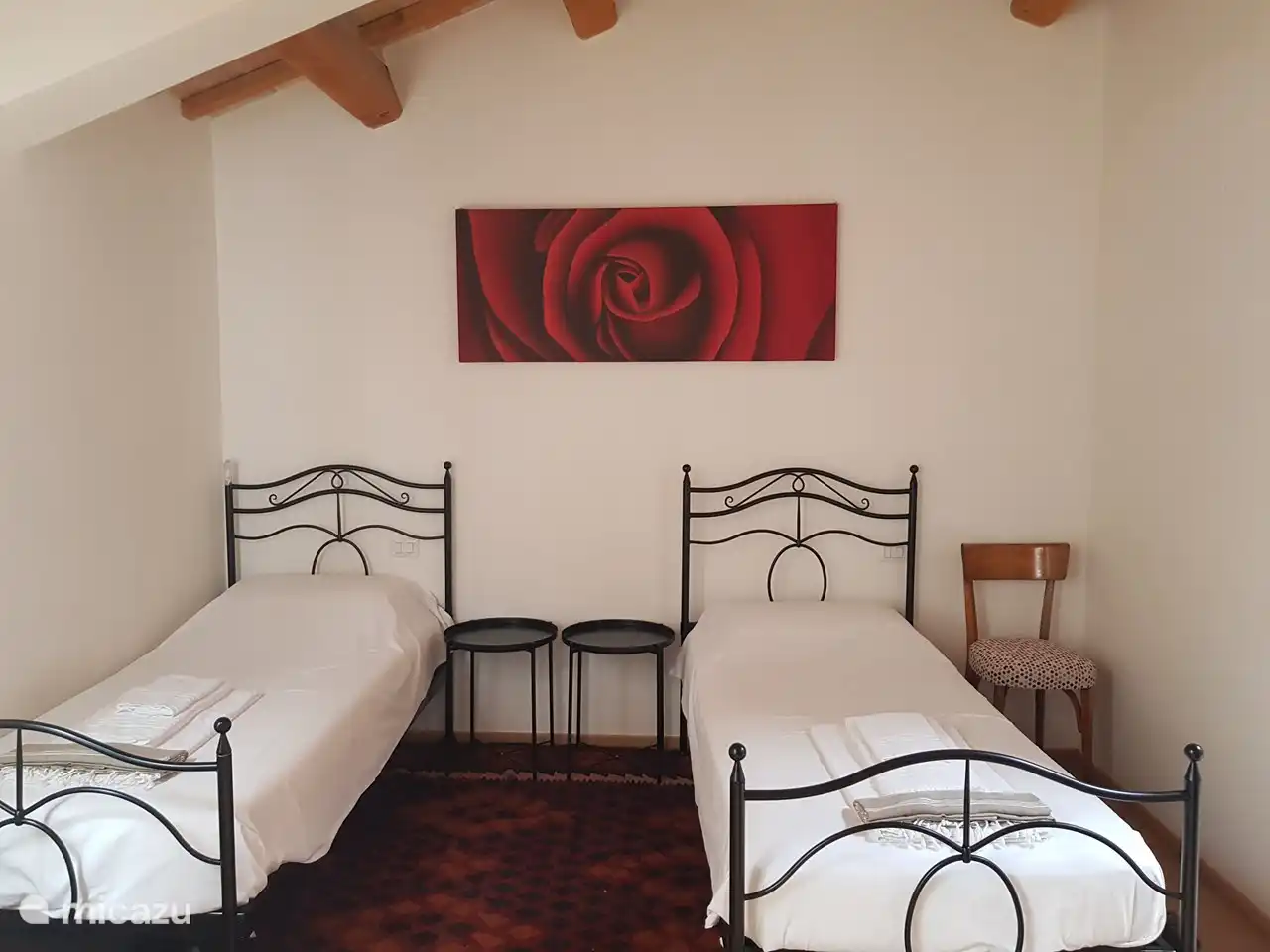 Apartamento Melograno: El dormitorio del segundo piso tiene dos camas individuales y acceso directo al baño privado.