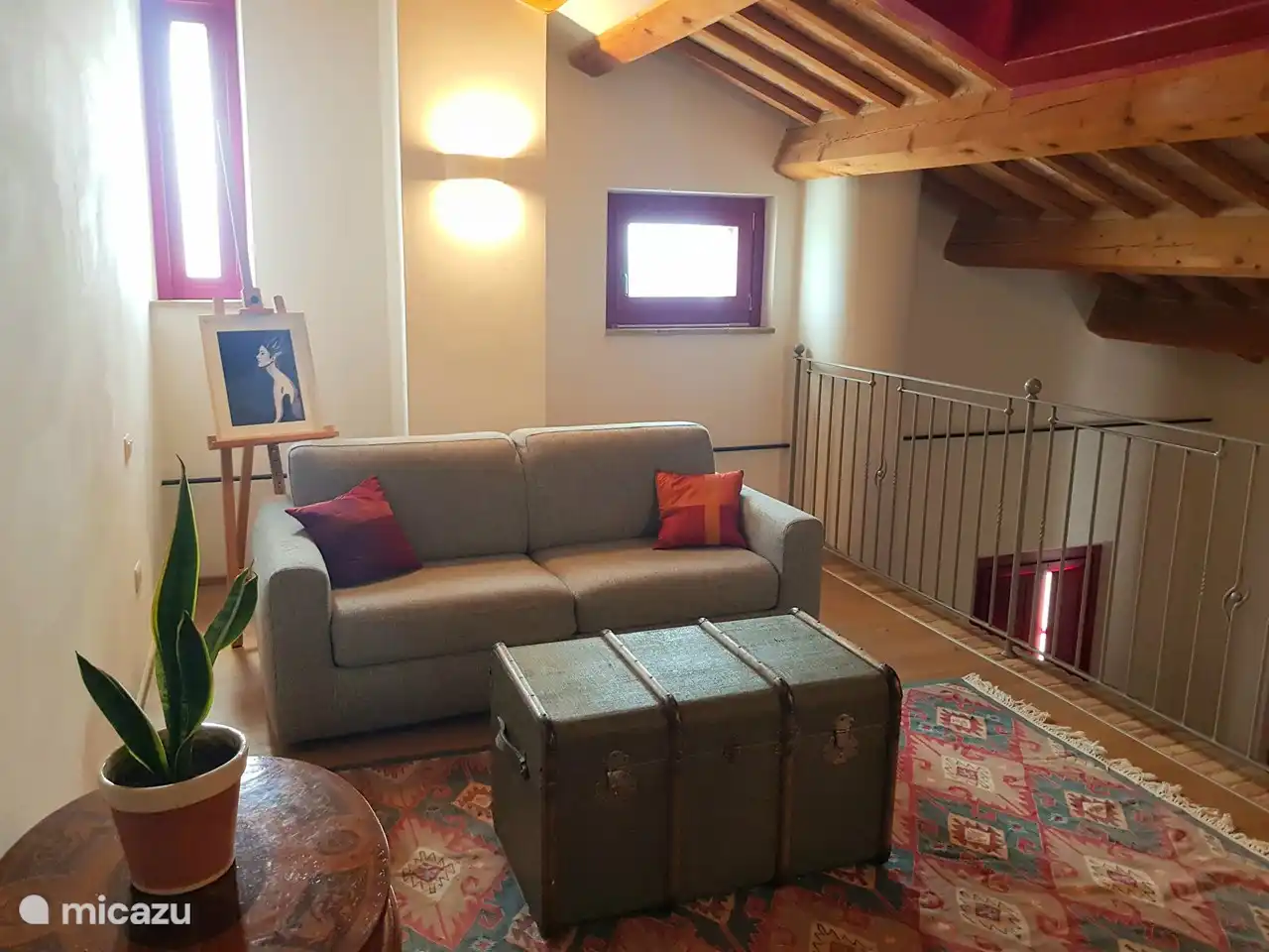 En la sala de estar, el asiento se convierte en un cómodo sofá cama.