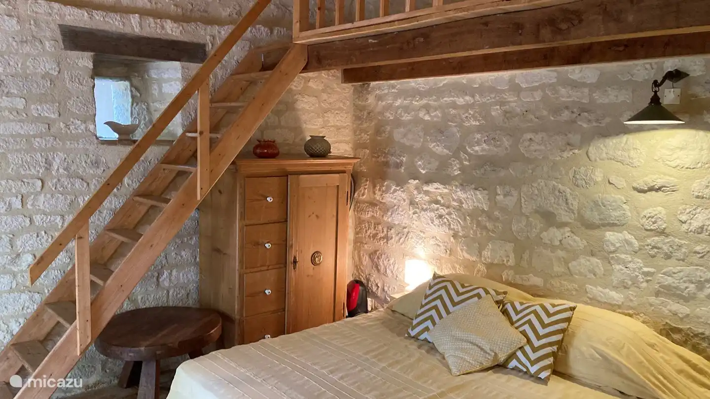 Armoire et escalier vers mezzanine / loft