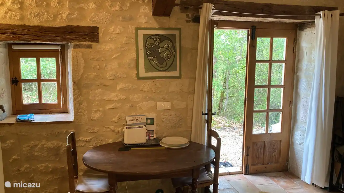 Table à manger avec porte sur terrasse