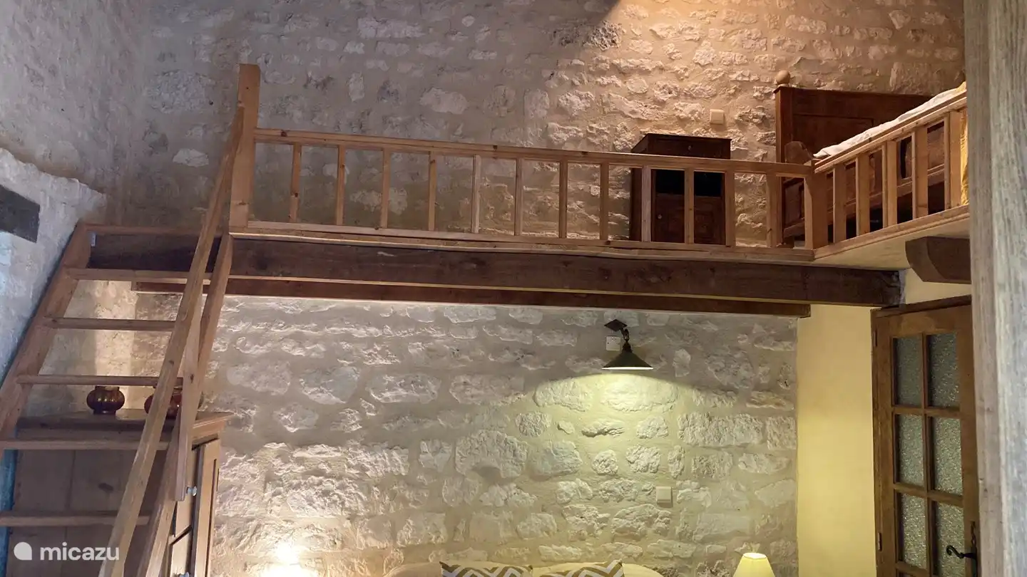 Mezzanine / mezzanine avec le lit simple à droite