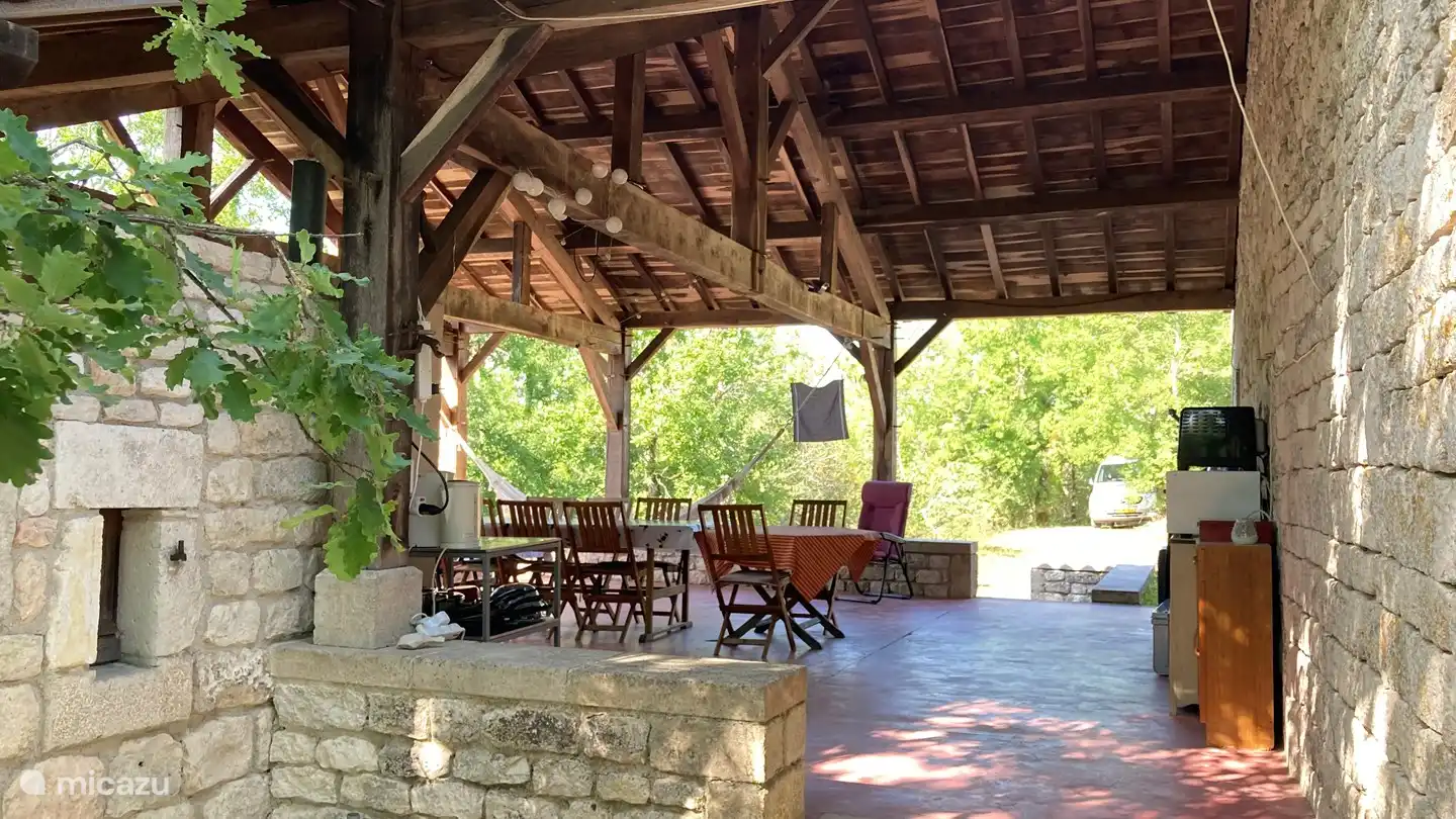 La Place Rouge ; terrasse couverte de 7 x 7 m avec une belle vue sur les collines.
Avec cuisine extérieure et tables à manger.