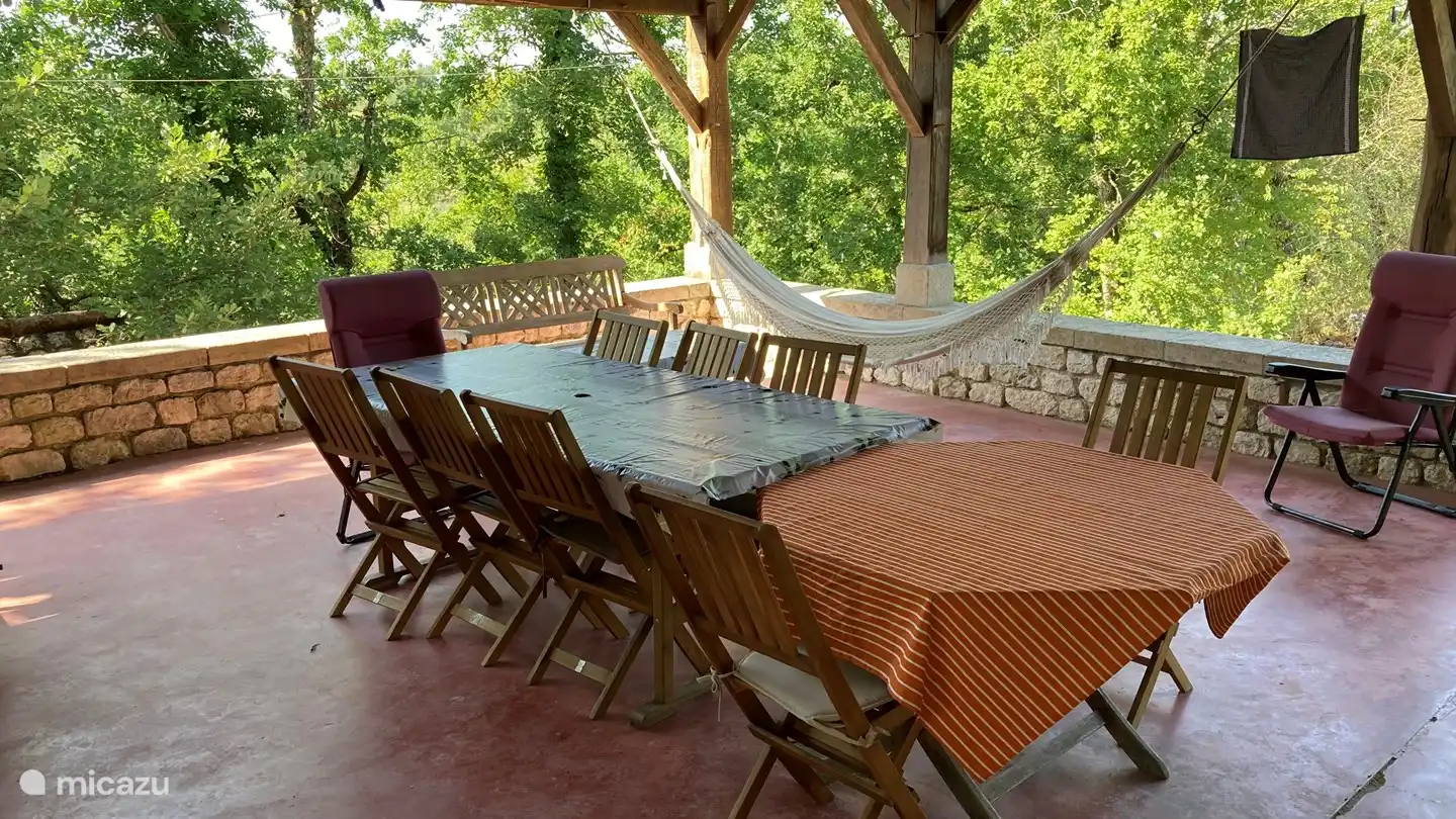 deux tables à manger avec resp. 8 et 4/5 places