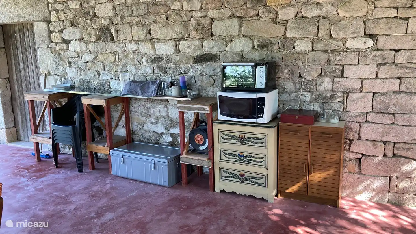 Espace de rangement pour la vaisselle ; micro-onde et four