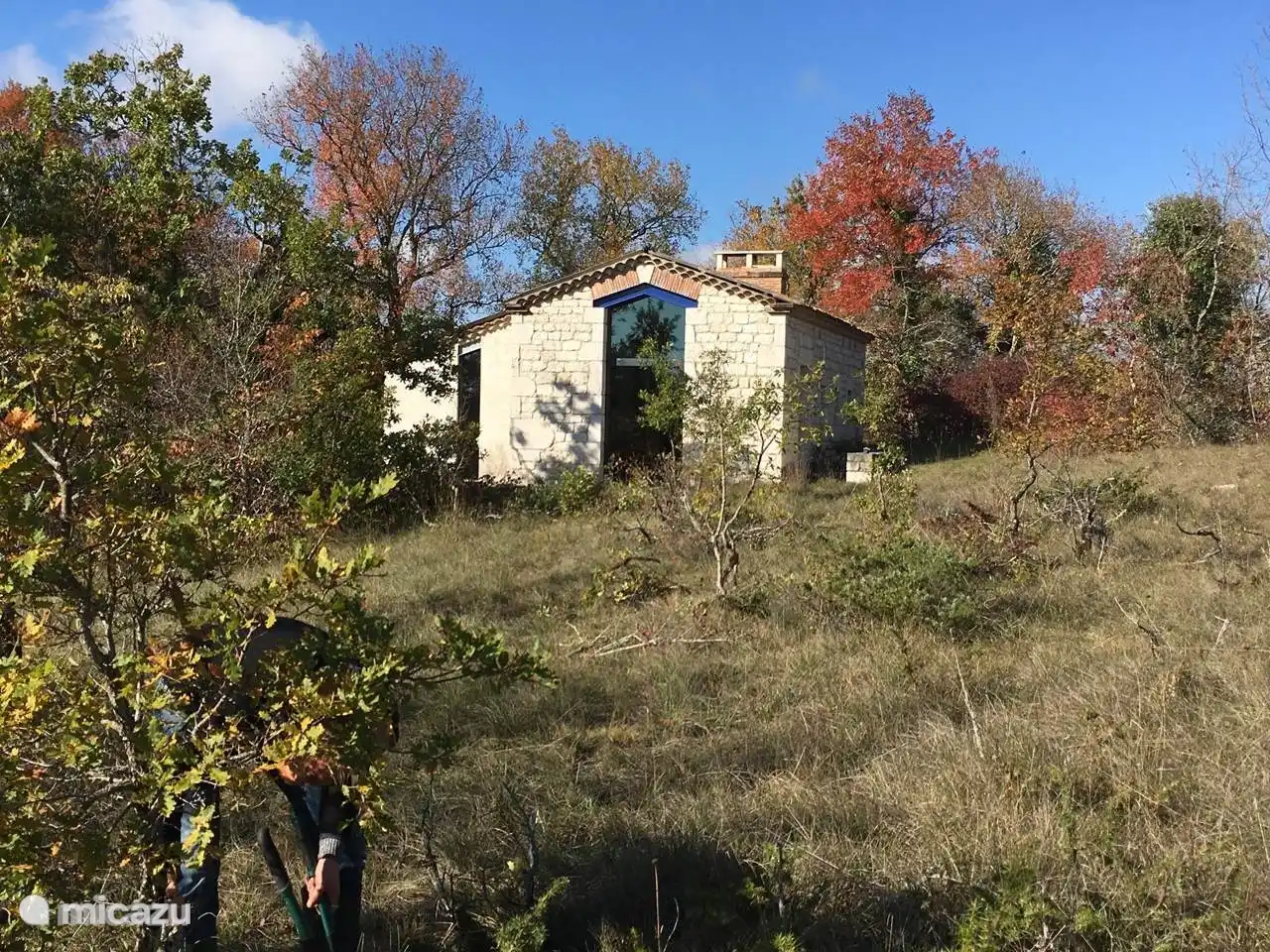 De Fournil [het Bakhuis], à 50 mètres du château, avec sa propre terrasse et 'jardin', vous offrant beaucoup d'intimité. Le Fournil a sa propre publicité avec le code 39852.