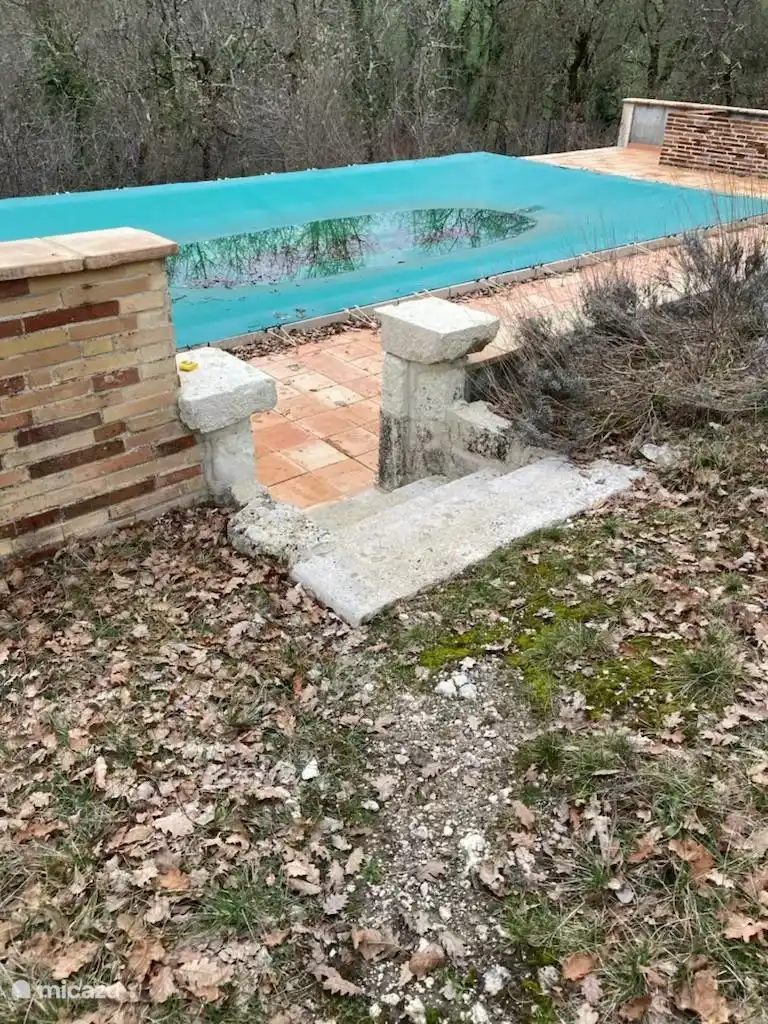 escalier menant à la terrasse de la piscine