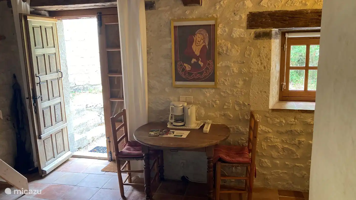 Table à manger et porte donnant sur la terrasse