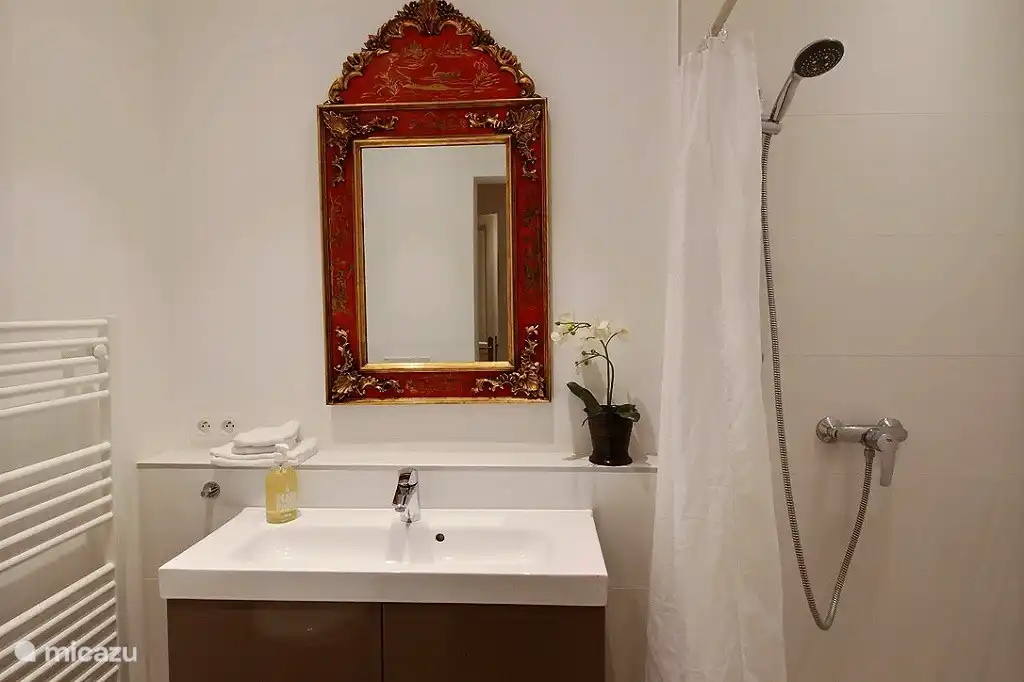 Das Badezimmer des zweiten Schlafzimmers im ersten Stock