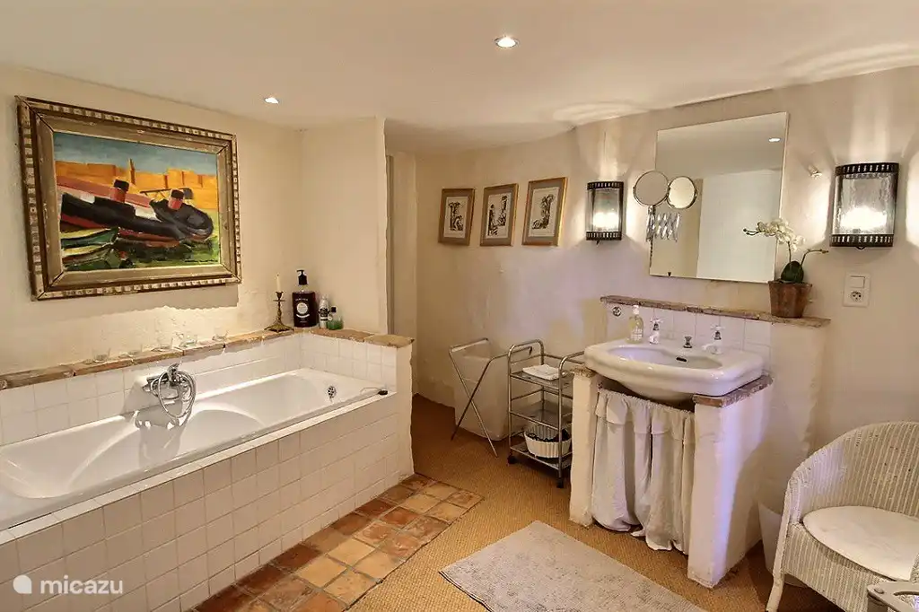 Das Badezimmer im zweiten Stock