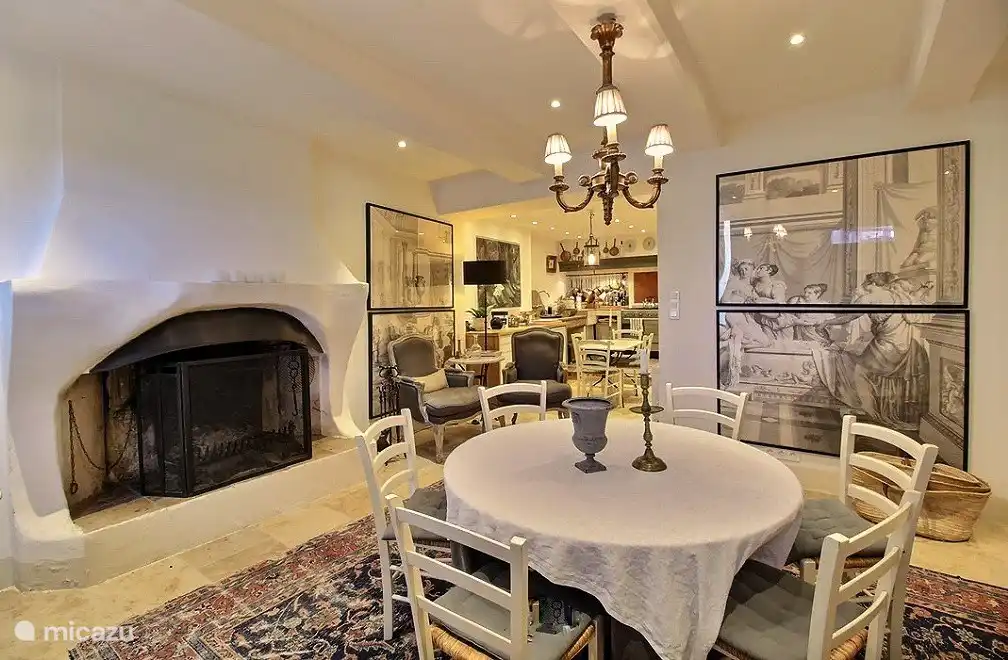 Wohn-/Esszimmer mit Kamin im Erdgeschoss