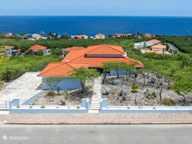 Villa Blue Oasis huren in Curaçao, Banda Abou (west), Coral Estate, Rif St.Marie - villa Vooraanzicht van de villa. Parkeergelegenheid op eigen terrein.