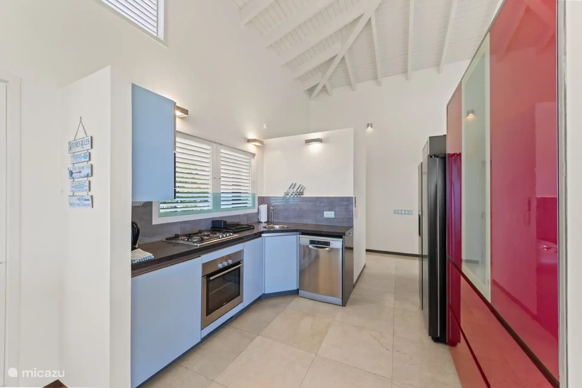 Moderne, voll ausgestattete Küche.