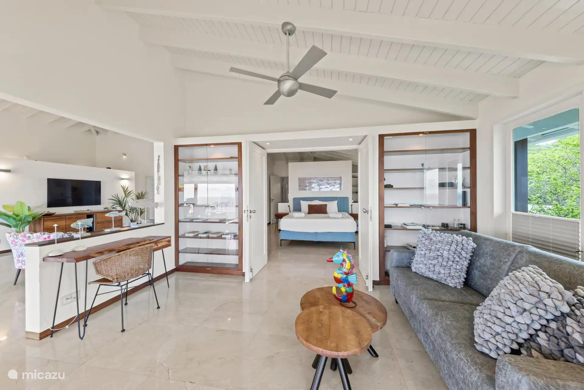 Das Hauptschlafzimmer hat auch Terrassentüren, so dass Sie von Ihrem Bett aus das Meer sehen können.