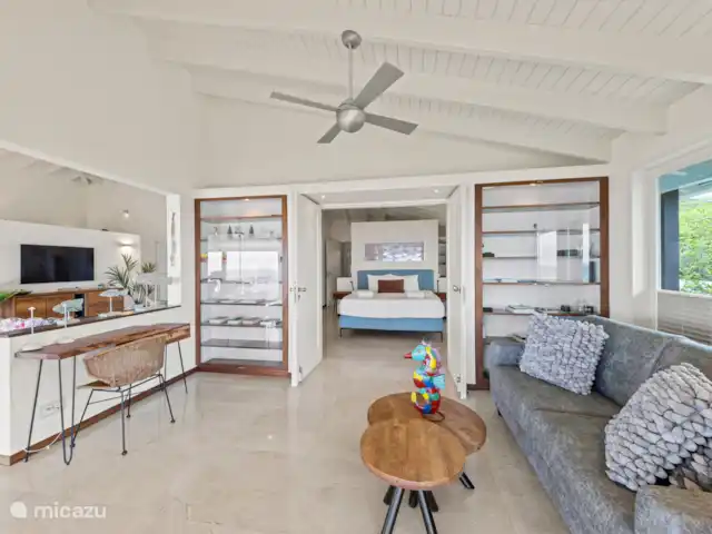 Villa Blue Oasis huren in Curaçao, Banda Abou (west), Coral Estate, Rif St.Marie - villa De master bedroom heeft ook openslaande deuren, zodat je vanuit bed de zee kan zien.