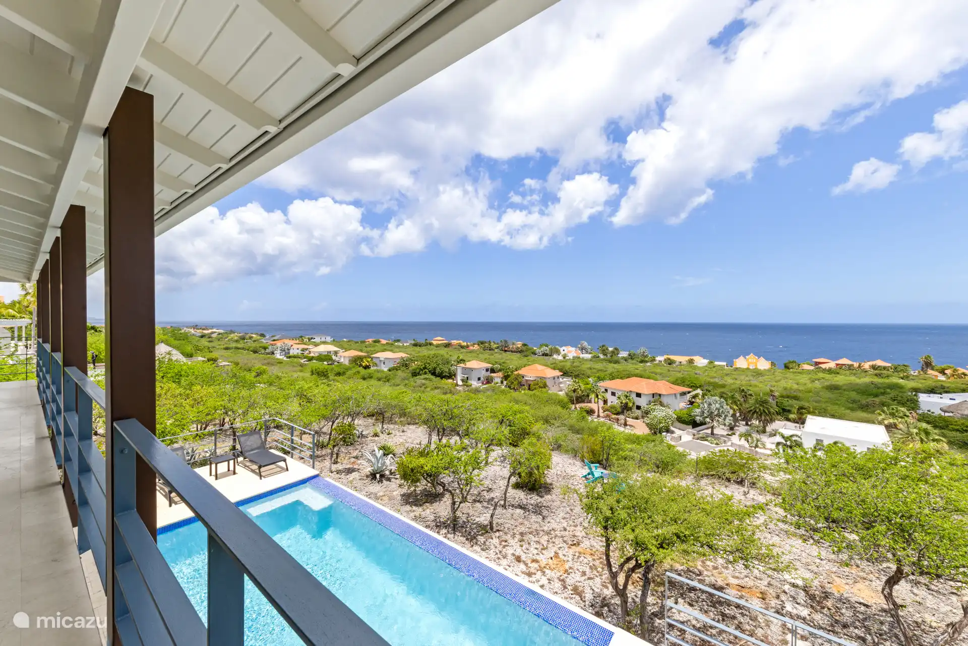 Der schöne Blick über das Karibische Meer lädt zum Entspannen auf der Terrasse oder im Infinity-Pool ein. 