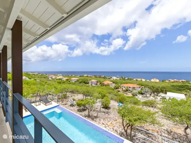 Villa Blue Oasis huren in Curaçao, Banda Abou (west), Coral Estate, Rif St.Marie - villa Het prachtige uitzicht over de Caribische Zee nodigt uit tot verpozen op het terras of in de infinity pool.