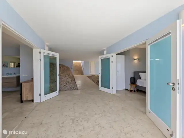 Villa Blue Oasis huren in Curaçao, Banda Abou (west), Coral Estate, Rif St.Marie - villa De slaapkamers hebben grote openslaande deuren.