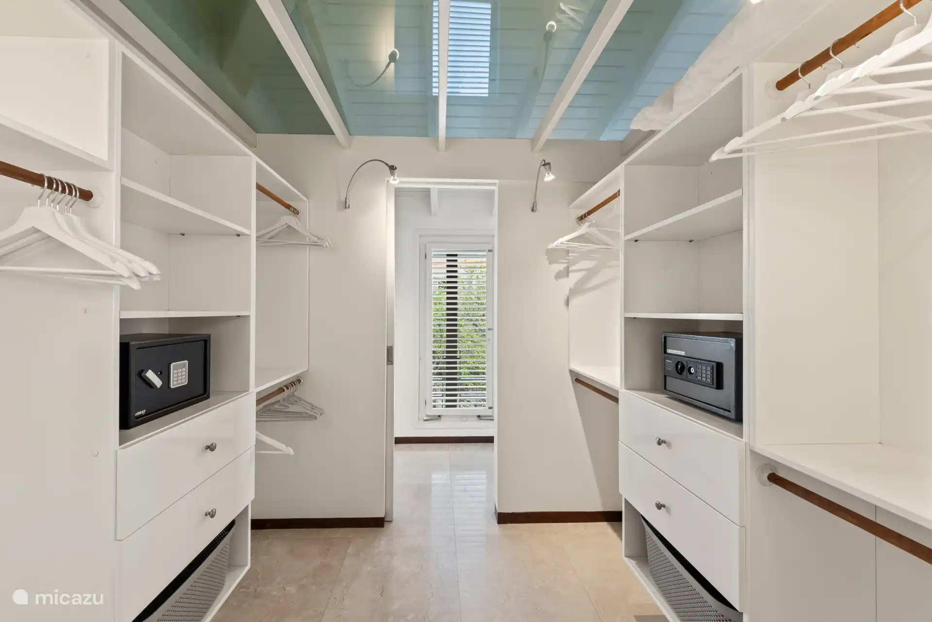 Begehbarer Kleiderschrank im Hauptschlafzimmer mit Schließfächern.