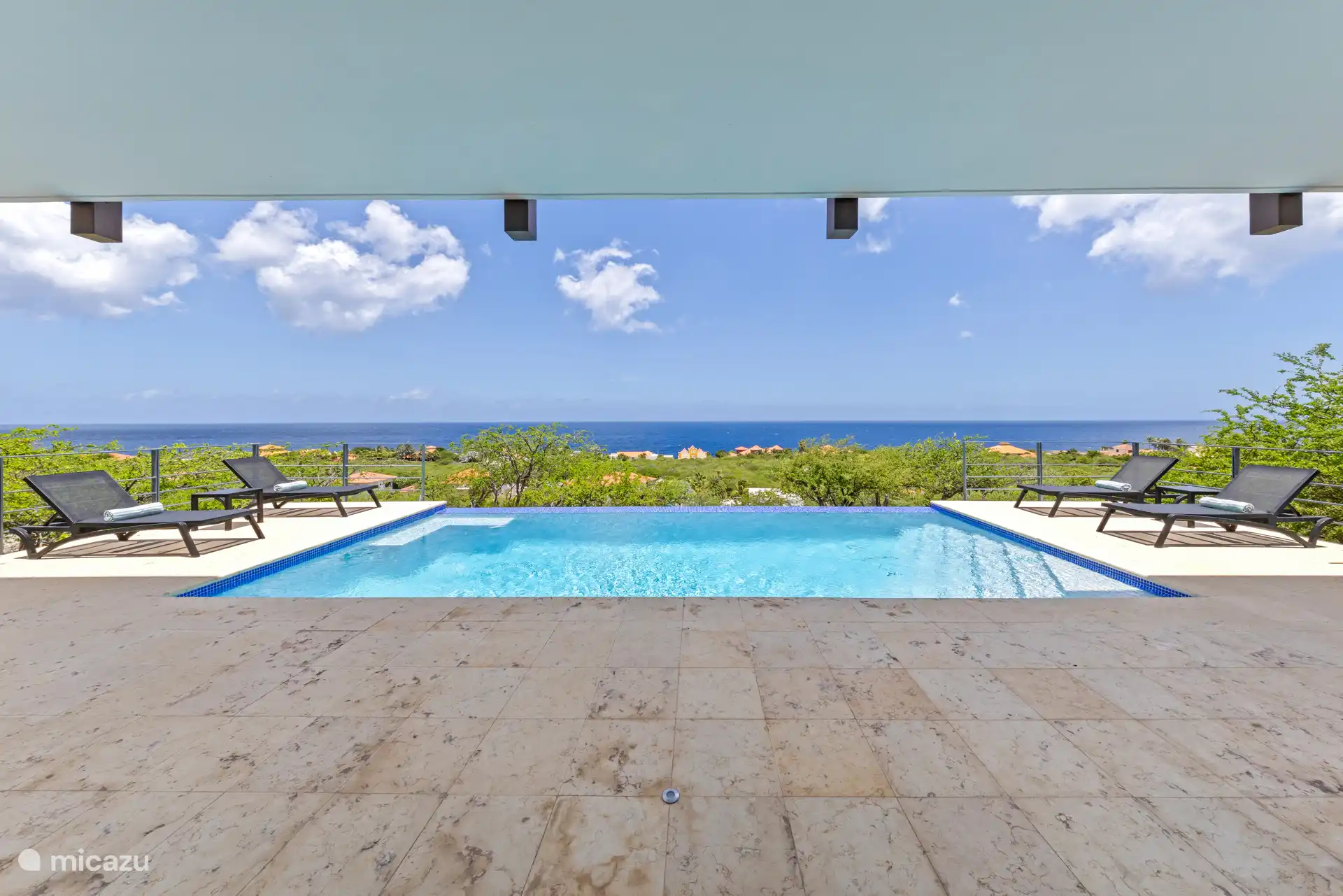 Der schöne Blick über das Karibische Meer lädt zum Entspannen auf der Terrasse oder im Infinity-Pool ein. 