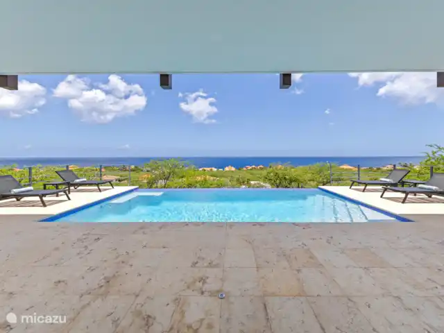 Villa Blue Oasis huren in Curaçao, Banda Abou (west), Coral Estate, Rif St.Marie - villa Het prachtige uitzicht over de Caribische Zee nodigt uit tot verpozen op het terras of in de infinity pool.