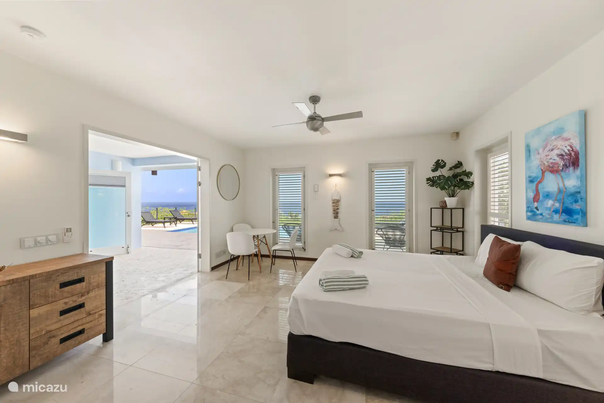 Schlafzimmer 2 befindet sich im Erdgeschoss, direkter Zugang zum Pool.