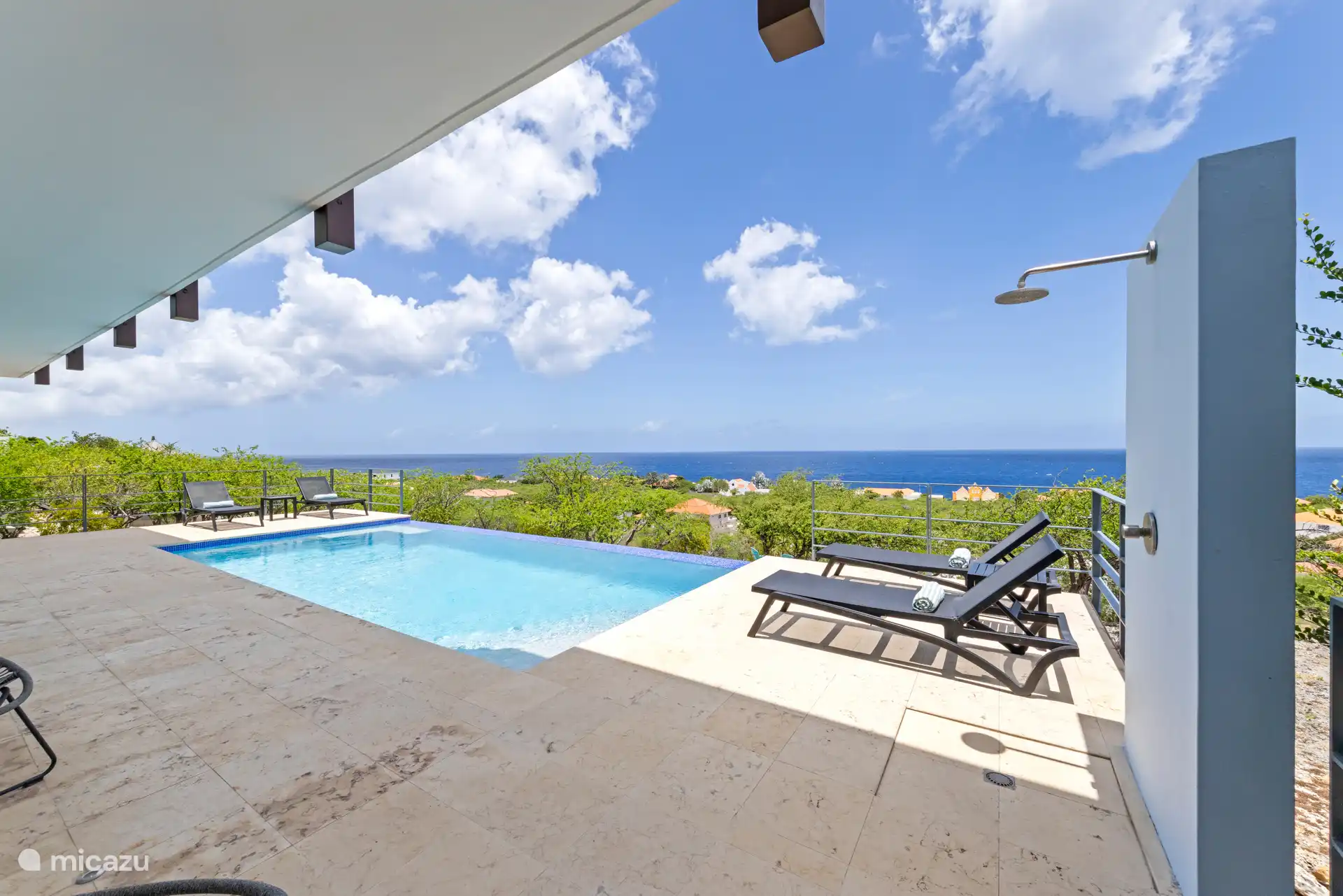 Die Möglichkeit, in der Sonne oder im Schatten zu liegen. Eine Außendusche ist ebenfalls vorhanden.