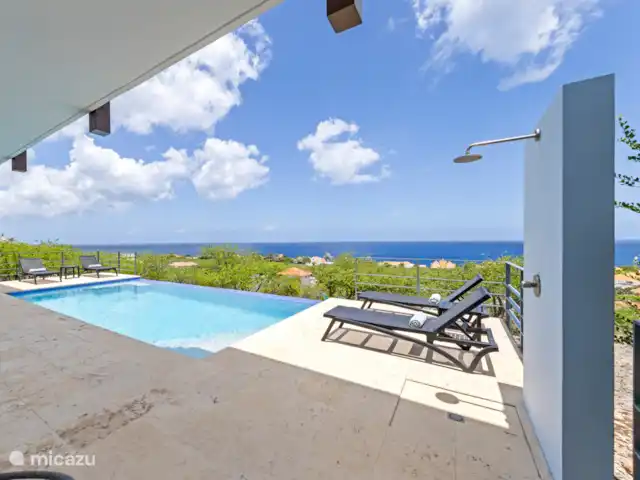 Villa Blue Oasis huren in Curaçao, Banda Abou (west), Coral Estate, Rif St.Marie - villa De mogelijkheid om in de zon of schaduw te liggen. Ook een outdoor douch aanwezig.