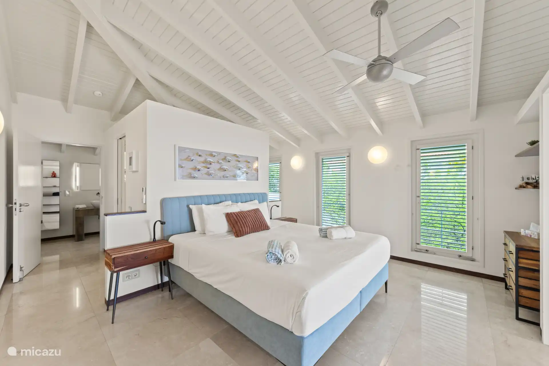 Hauptschlafzimmer mit eigenem Bad und begehbarem Kleiderschrank.