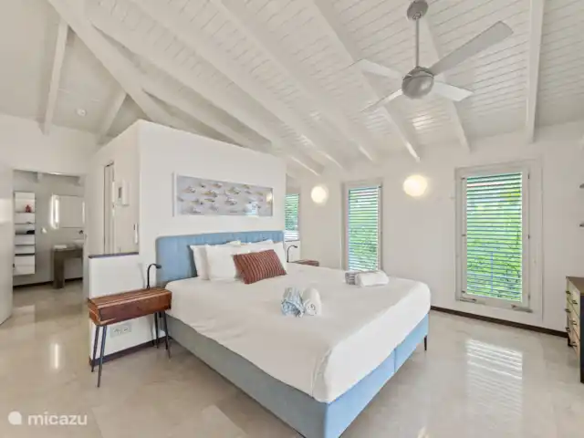 Villa Blue Oasis huren in Curaçao, Banda Abou (west), Coral Estate, Rif St.Marie - villa Master bedroom met ensuite badkamer en inloopkast.