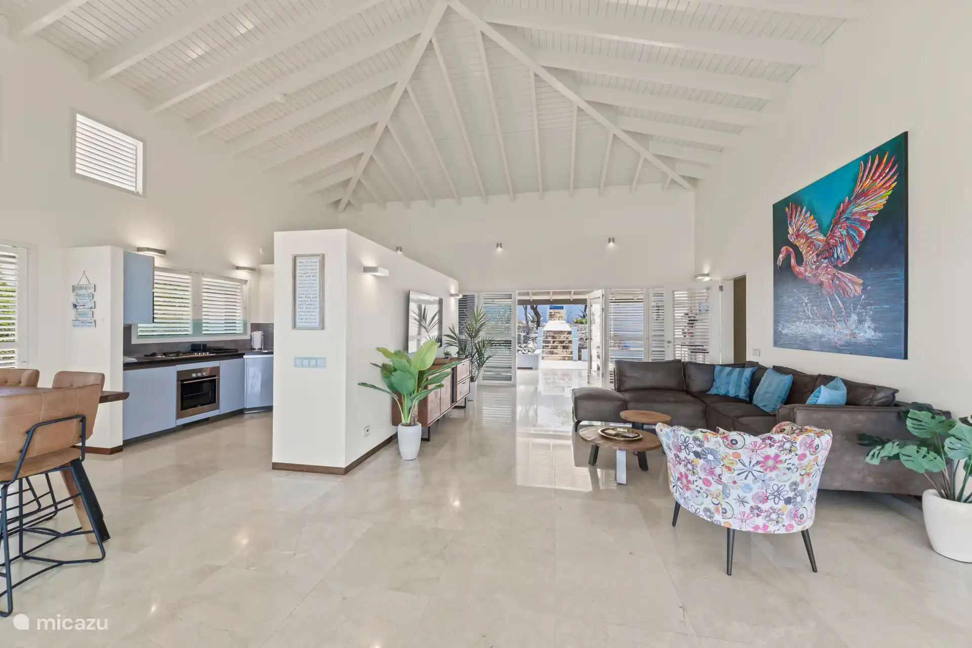 Die Villa ist ein moderner offener Raum.