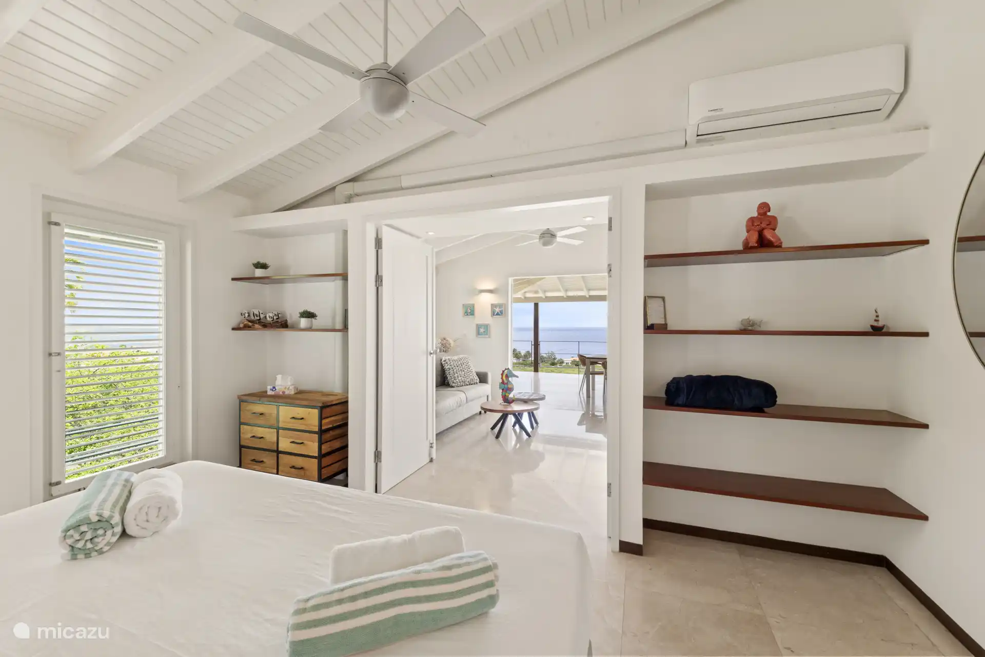 Wachen Sie wunderbar in diesem Hauptschlafzimmer auf.