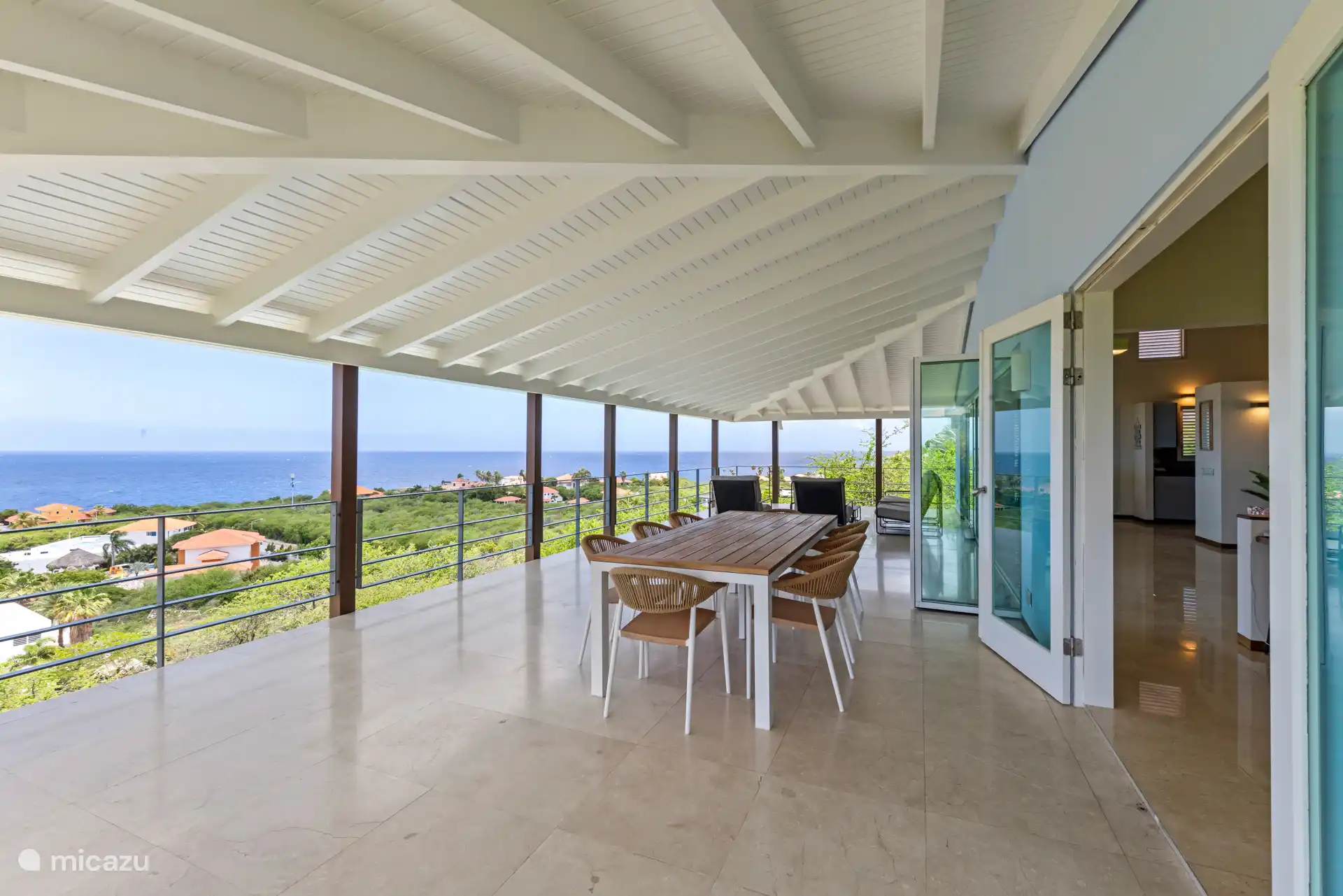 Die Villa bietet einen großen Essbereich für Mahlzeiten im Freien.