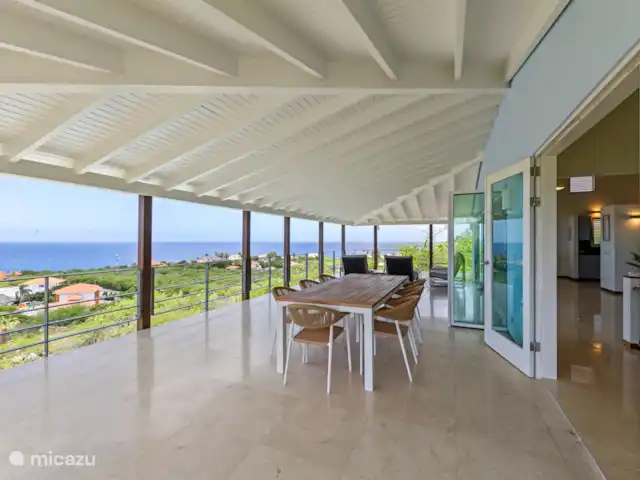 Villa Blue Oasis huren in Curaçao, Banda Abou (west), Coral Estate, Rif St.Marie - villa De villa biedt een grote eethoek om buiten te dineren.