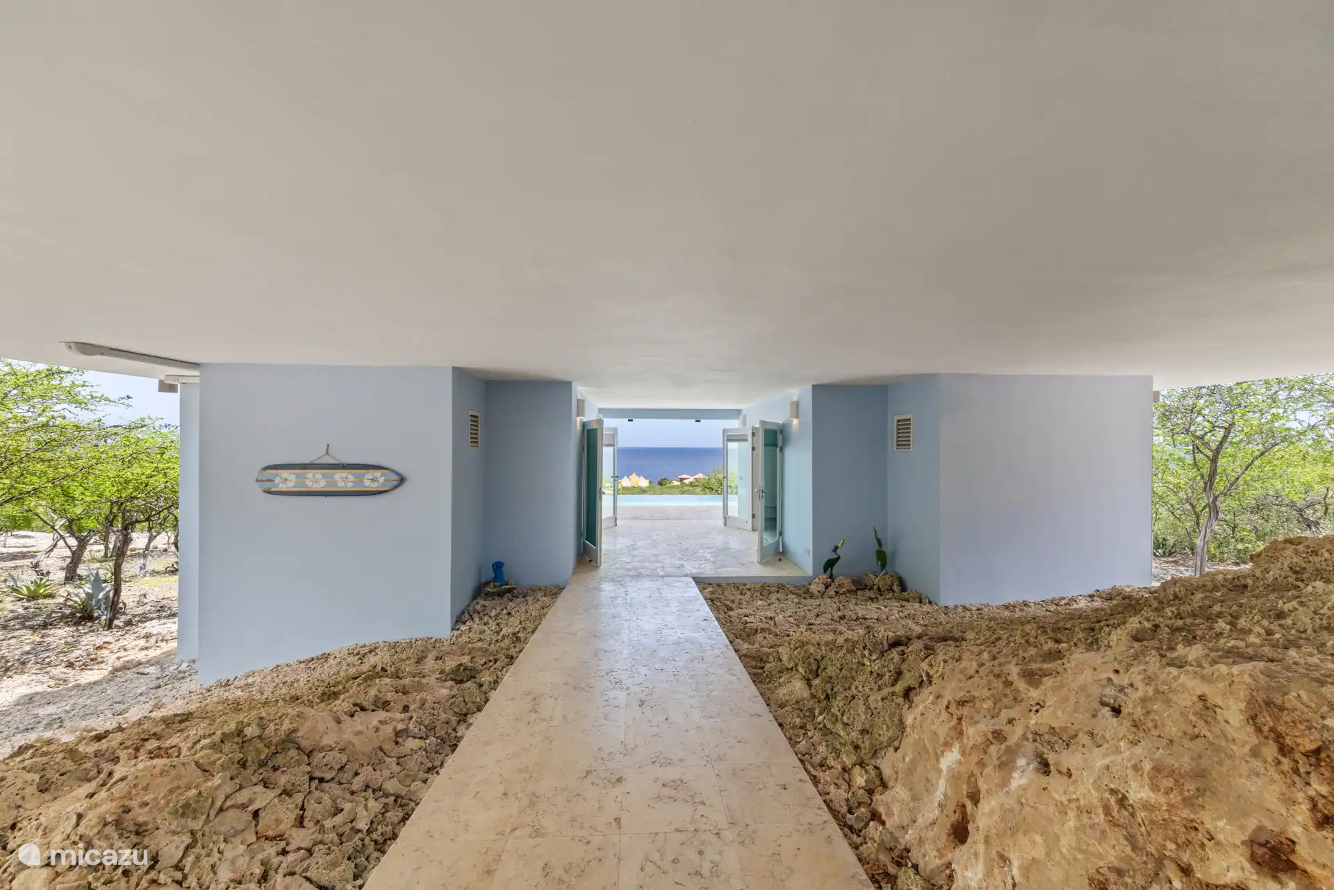 Im Erdgeschoss befinden sich der Swimmingpool und die Schlafzimmer 2 und 3.