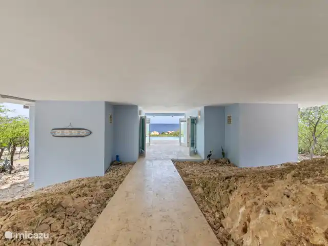 Villa Blue Oasis huren in Curaçao, Banda Abou (west), Coral Estate, Rif St.Marie - villa Op de begaande grond is het zwembad en slaapkamer 2 & 3 te vinden.