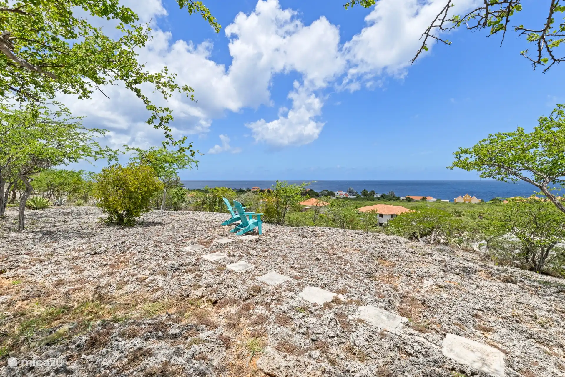 Ein Moment für sich selbst, in Stille im Hinterhof genießen.