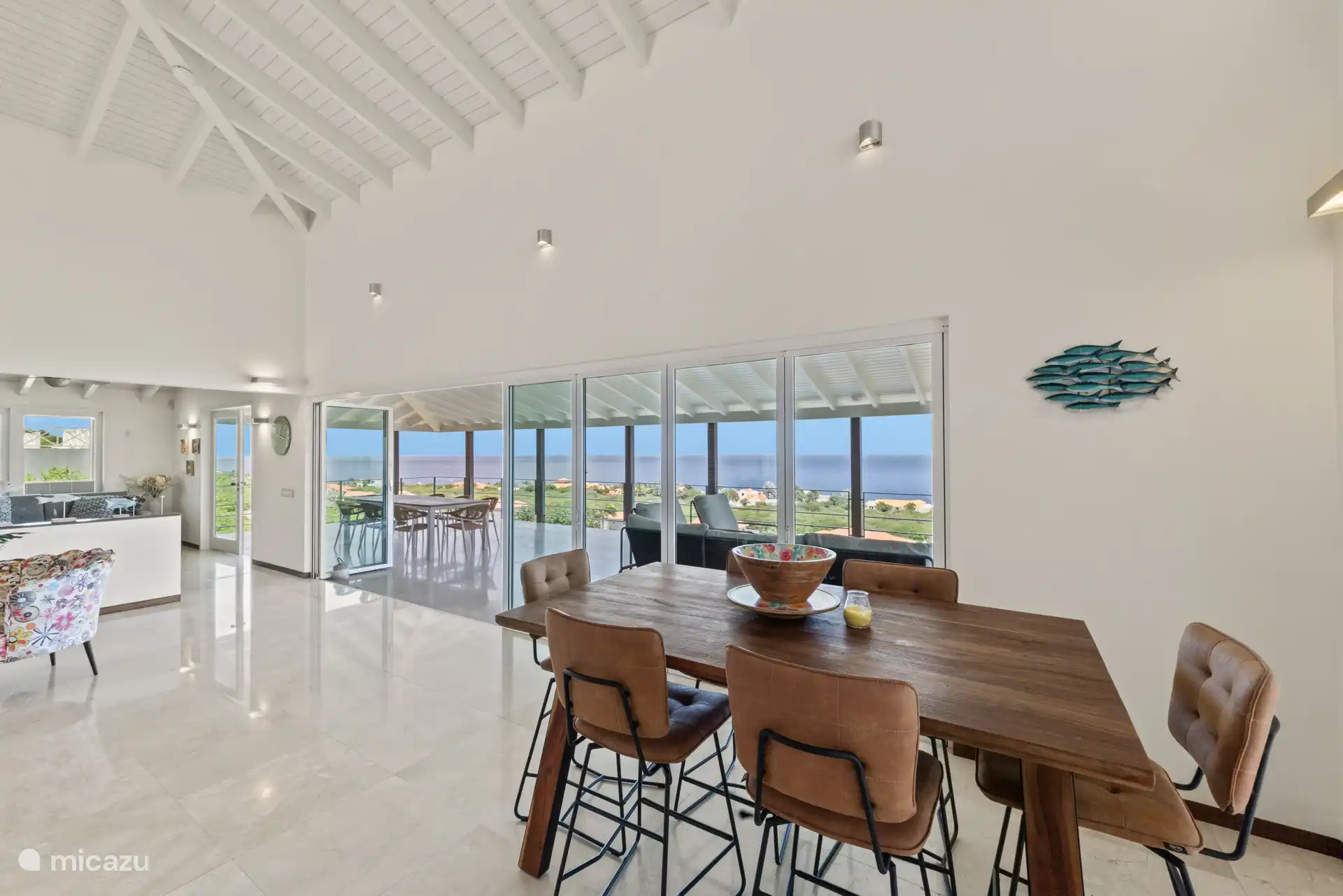 Die großen Schiebetüren verbinden Innen und Außen.