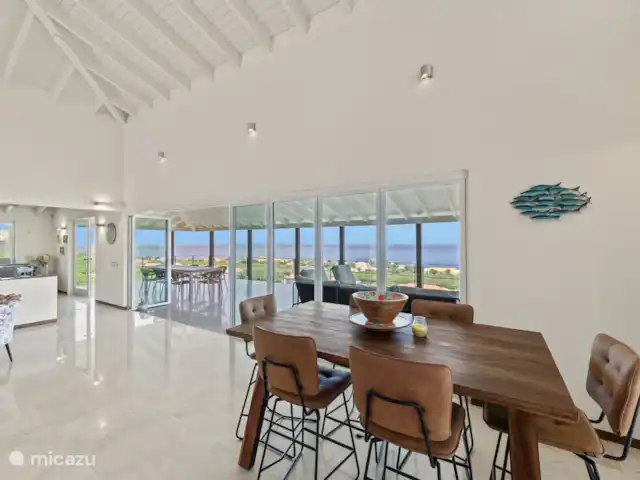 Villa Blue Oasis huren in Curaçao, Banda Abou (west), Coral Estate, Rif St.Marie - villa Door de grote schuifdeuren zijn binnen en buiten met elkaar verbonden.