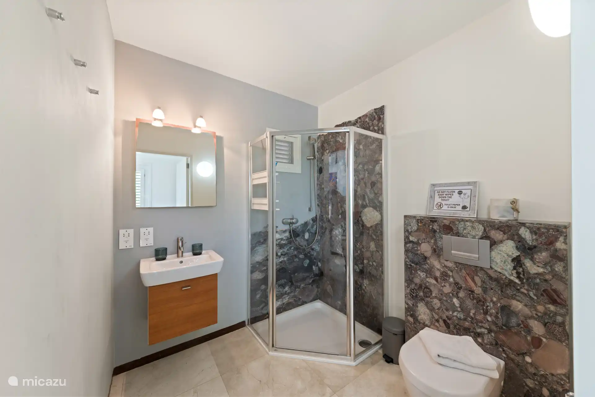 Gemeinsames zweites Badezimmer.