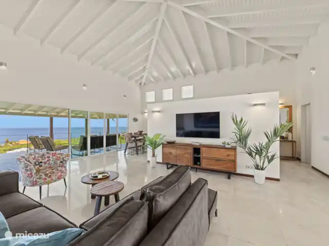 Villa Blue Oasis huren in Curaçao, Banda Abou (west), Coral Estate, Rif St.Marie - villa Ruime open woonkamer, waarbij binnen en buiten samen komen.