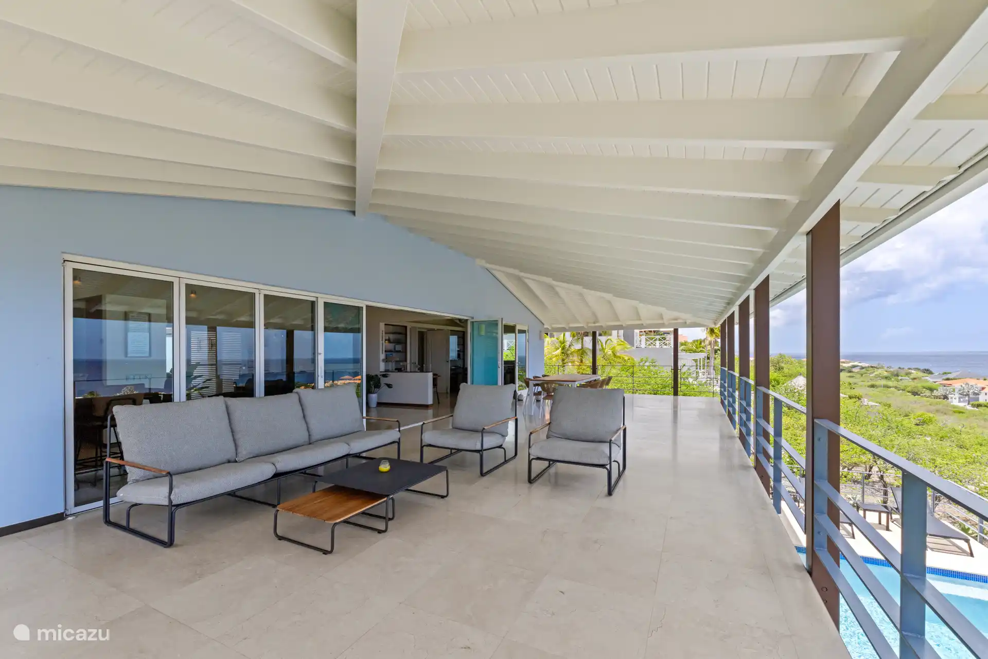 Die große Veranda bietet den ganzen Tag über angenehmen Schatten und wird durch den ständigen karibischen Passatwind gekühlt. 