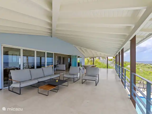 Villa Blue Oasis huren in Curaçao, Banda Abou (west), Coral Estate, Rif St.Marie - villa De grote veranda heeft de hele dag aangename schaduw en wordt gekoeld door de constante Caribische passaatwind.