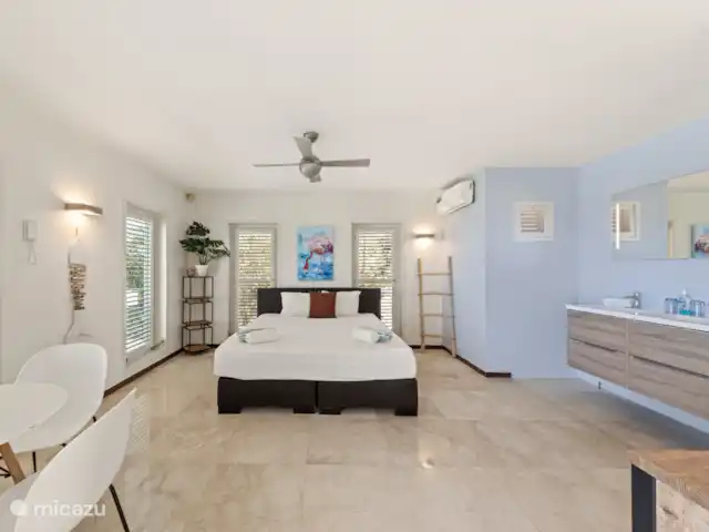 Villa Blue Oasis huren in Curaçao, Banda Abou (west), Coral Estate, Rif St.Marie - villa Ruime tweede slaapkamer met eigen wastafel en zitje.