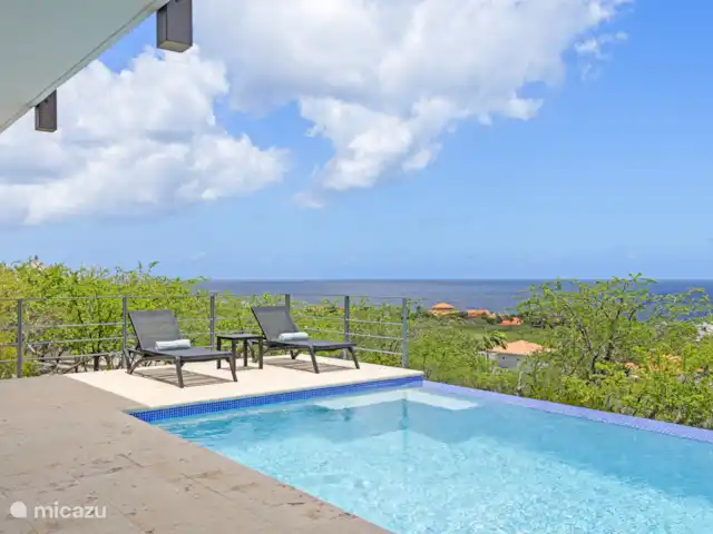 Villa Blue Oasis huren in Curaçao, Banda Abou (west), Coral Estate, Rif St.Marie - villa Zwemmen met uitzicht op zee. Om te ontspannen zijn er comfortabele ligstoelen aanwezig.