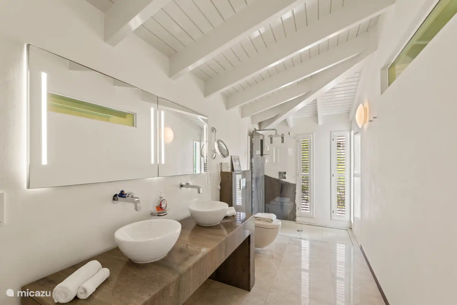 Ensuite Badezimmer im Hauptschlafzimmer im ersten Stock.