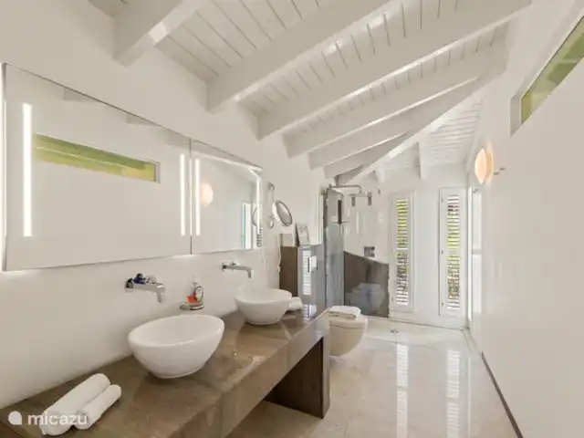 Villa Blue Oasis huren in Curaçao, Banda Abou (west), Coral Estate, Rif St.Marie - villa Ensuite badkamer bij de master bedroom op de eerste verdieping.