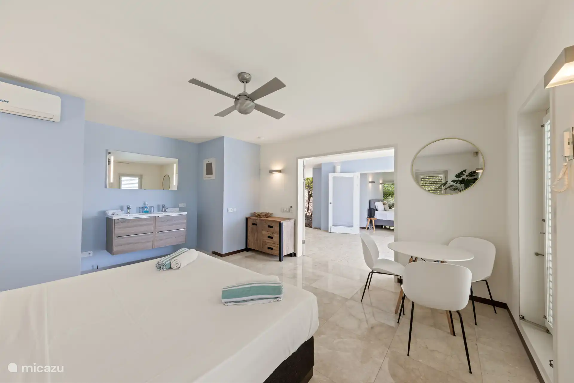 Schlafzimmer 2 befindet sich im Erdgeschoss, direkter Zugang zum Pool.