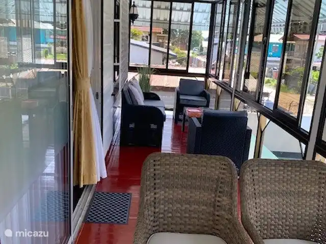 Location de Vacances Suriname, Paramaribo, Paramaribo, maison de vacances - Maison Mendes Appartement à l’étage. rotin 4 places extensible avec 2 chaises