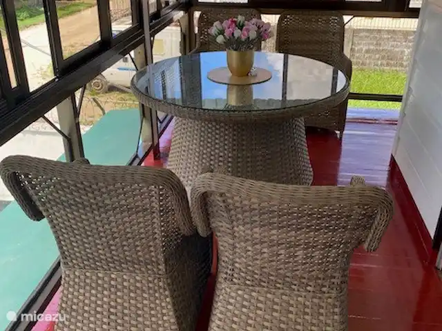 Location de Vacances Suriname, Paramaribo, Paramaribo, maison de vacances - Maison Mendes Appartement à l’étage. Ensemble en rotin dans l’autre coin en 2023